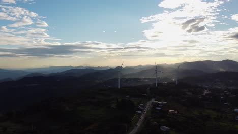 vista de las montañas con molinos de viento