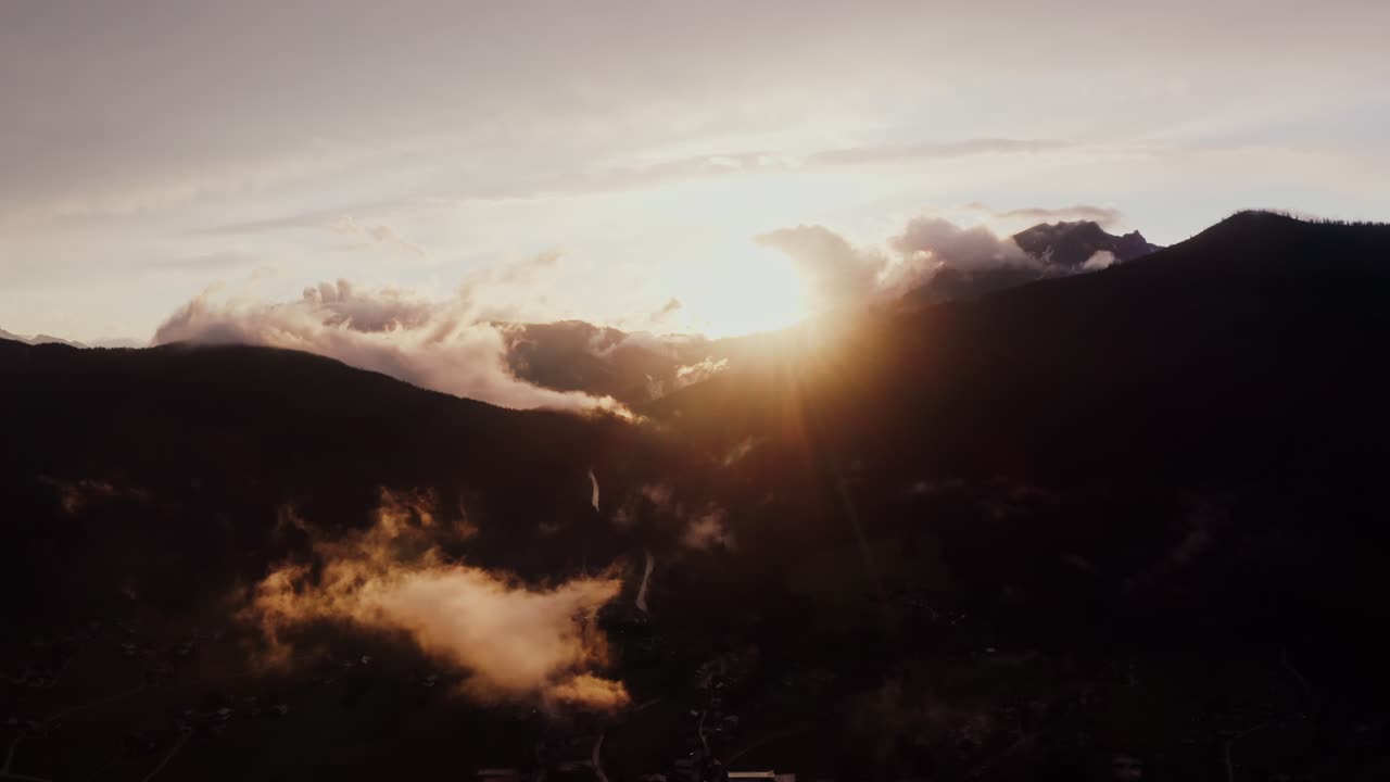 Alba o tramonto sulla valle di montagna