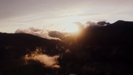 el amanecer o el atardecer sobre el valle de la montaña