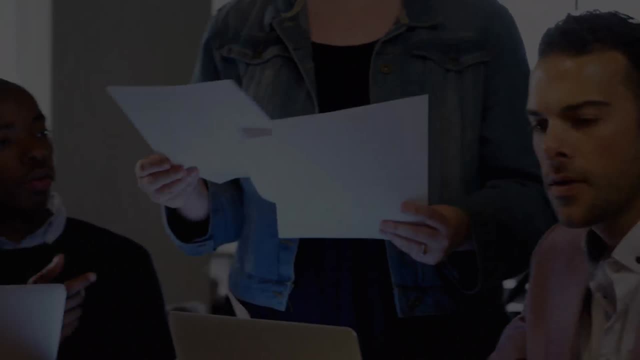 사무실에서의 회의에서 다양한 사업가들의 활성화