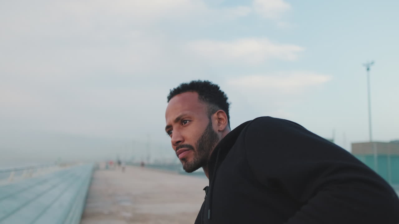 hombre con capucha al aire libre