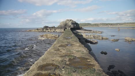 Muelle-De-Piedra-Artificial,-Movimiento-Del-Agua-Del-Océano,-Paisaje-Costero,-Escocia