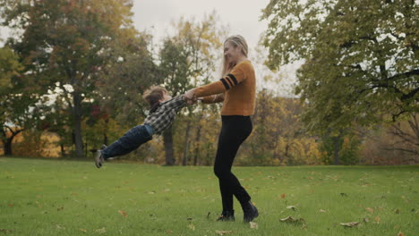 Mutter-Und-Sohn-Gehen-Im-Herbstpark-Spazieren