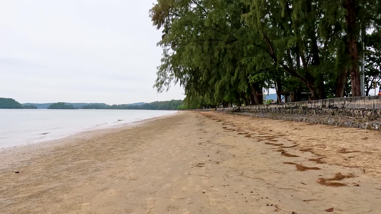 태국 크라비 의 조용 한 모래 해변 과 울창 한 초록색