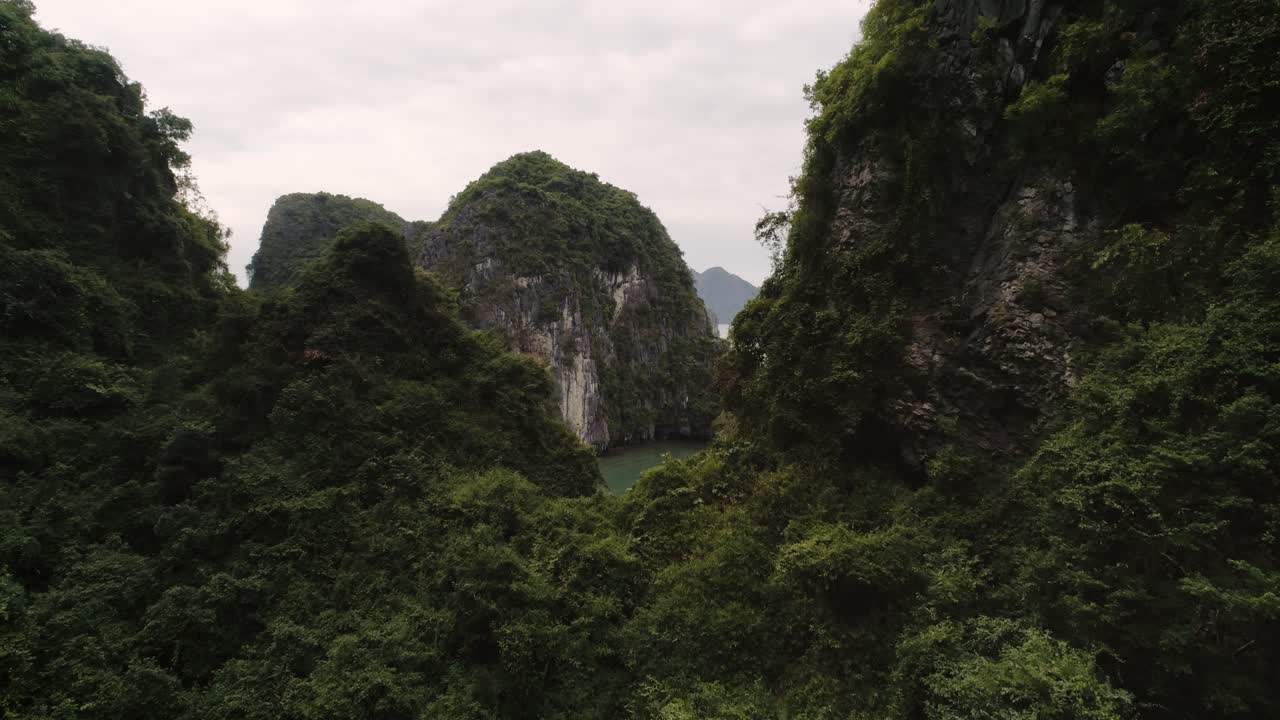 vista de avión no tripulado de la bahía de halong en vietnam