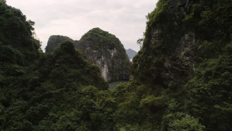 Vista-De-Drones-De-La-Bahía-De-Halong-En-Vietnam