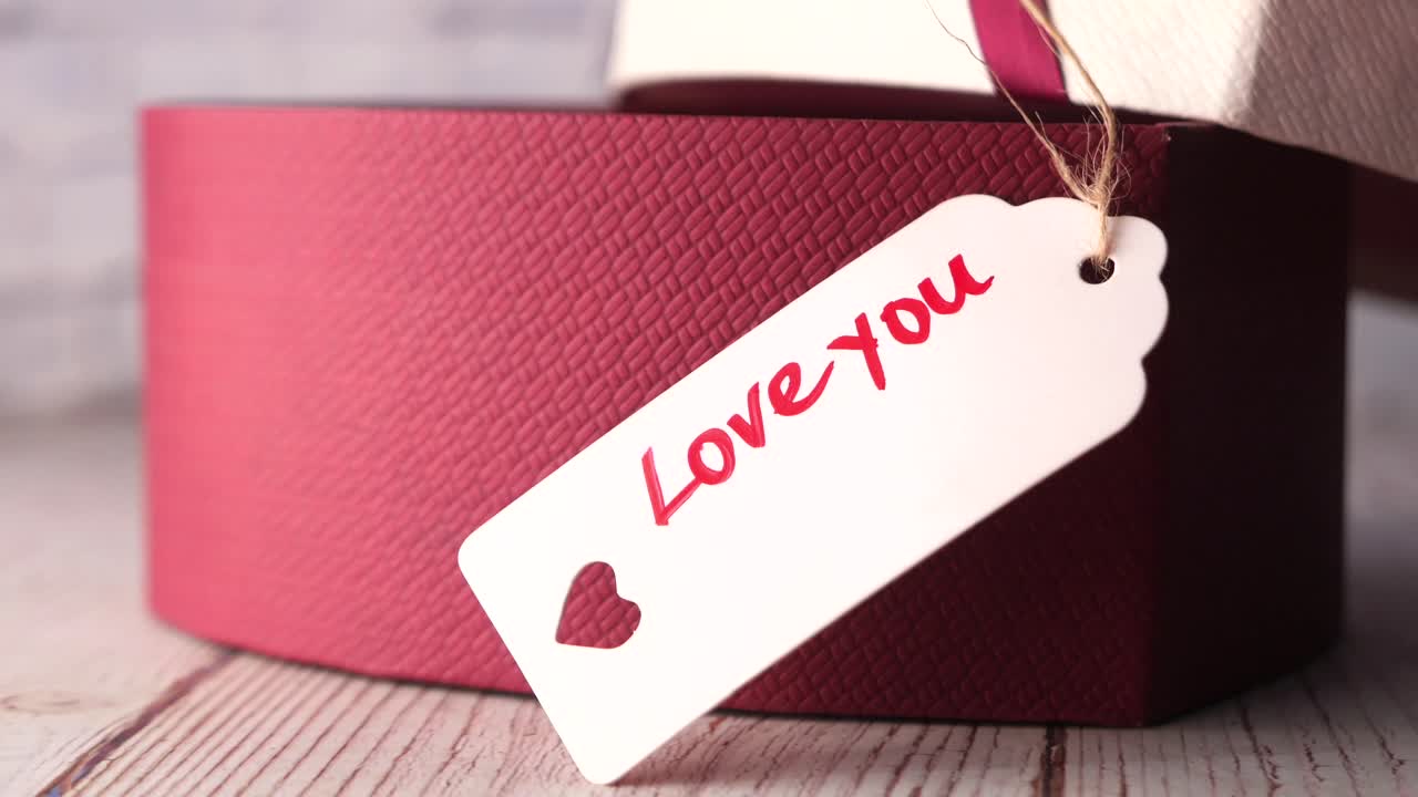 scatola regalo romantica con l'etichetta "ti voglio bene"