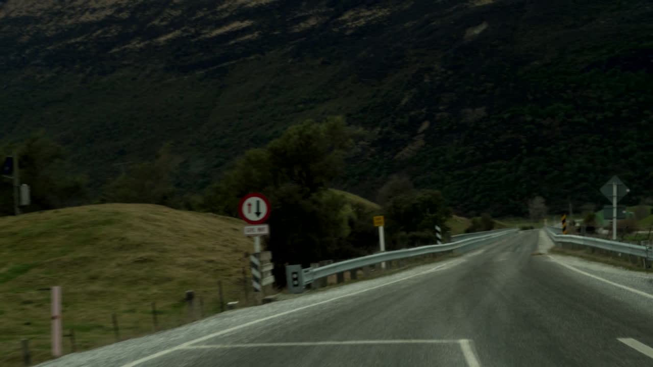 뉴질랜드의 아름다운 나라를 통해 운전하는 1인칭 시점