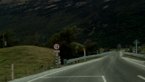 una vista en primera persona de conducir por el hermoso país de nueva zelanda