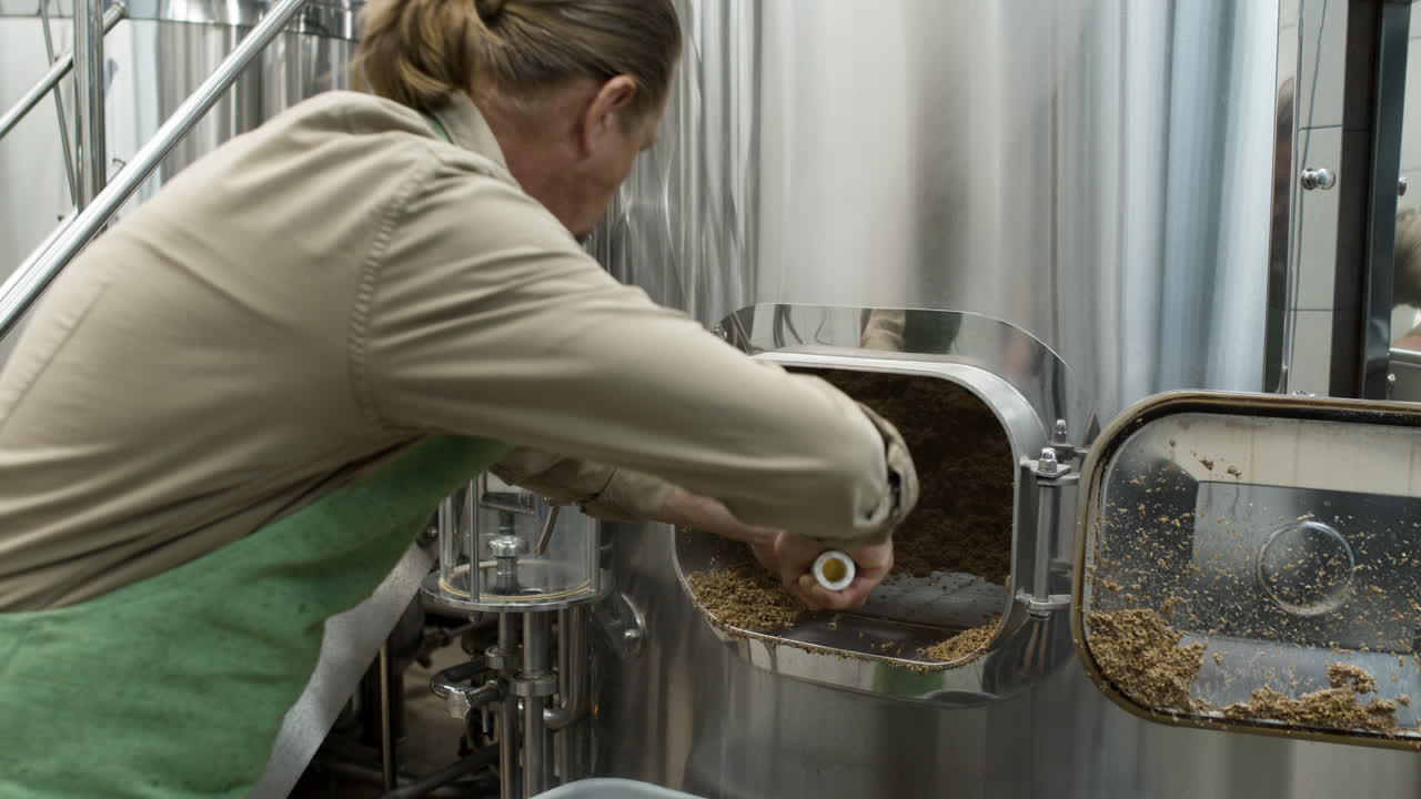 мужчина, работающий на фабрике.