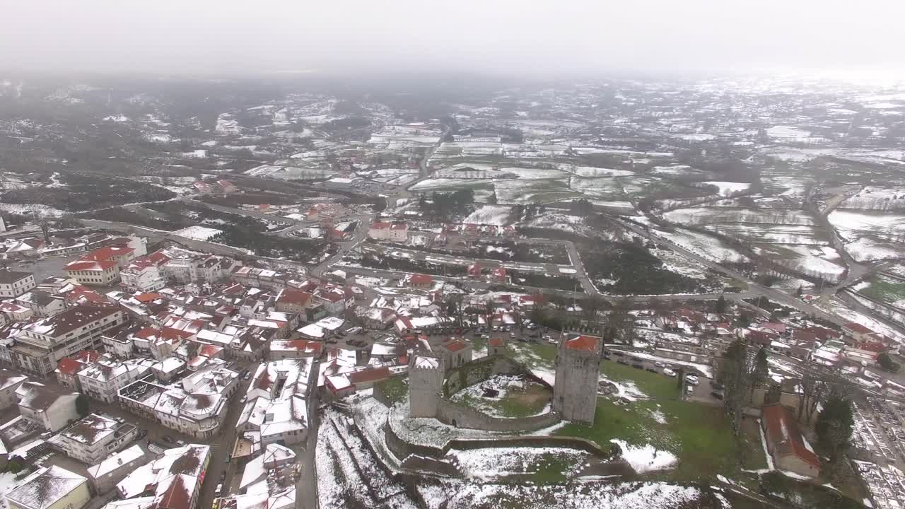 겨울 동안 마을의 공중 드론 보기