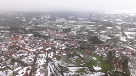 vista aérea de drones del pueblo durante el invierno