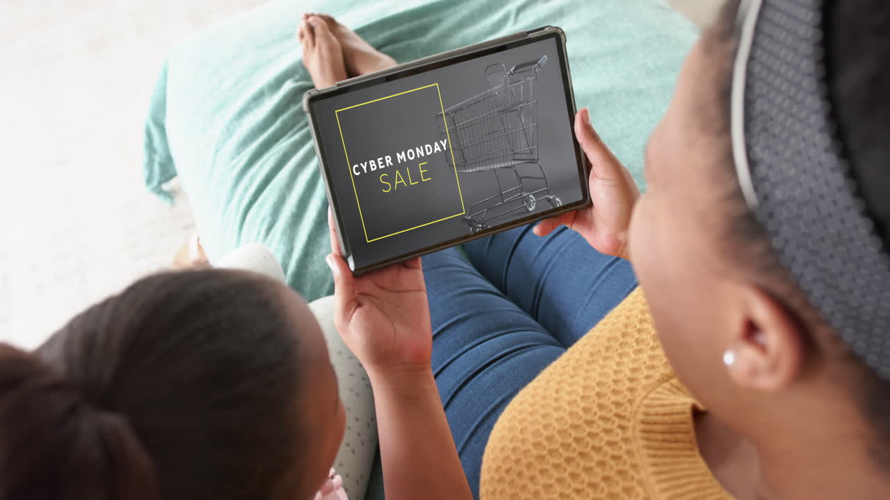 태블릿을 사용하는 아프리카계 미국인 어머니와 딸, 사이버 월요일 온라인 쇼핑, 슬로우 모션