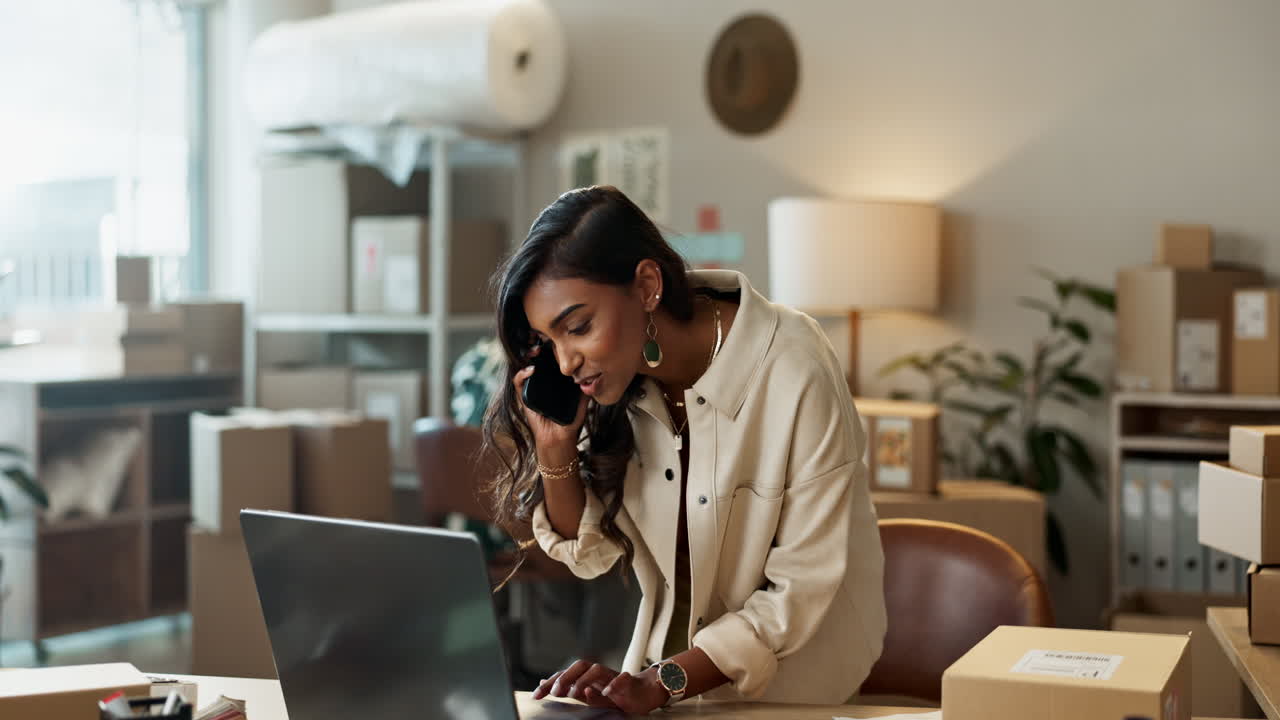 Onlinebutik, telefonopkald og laptop