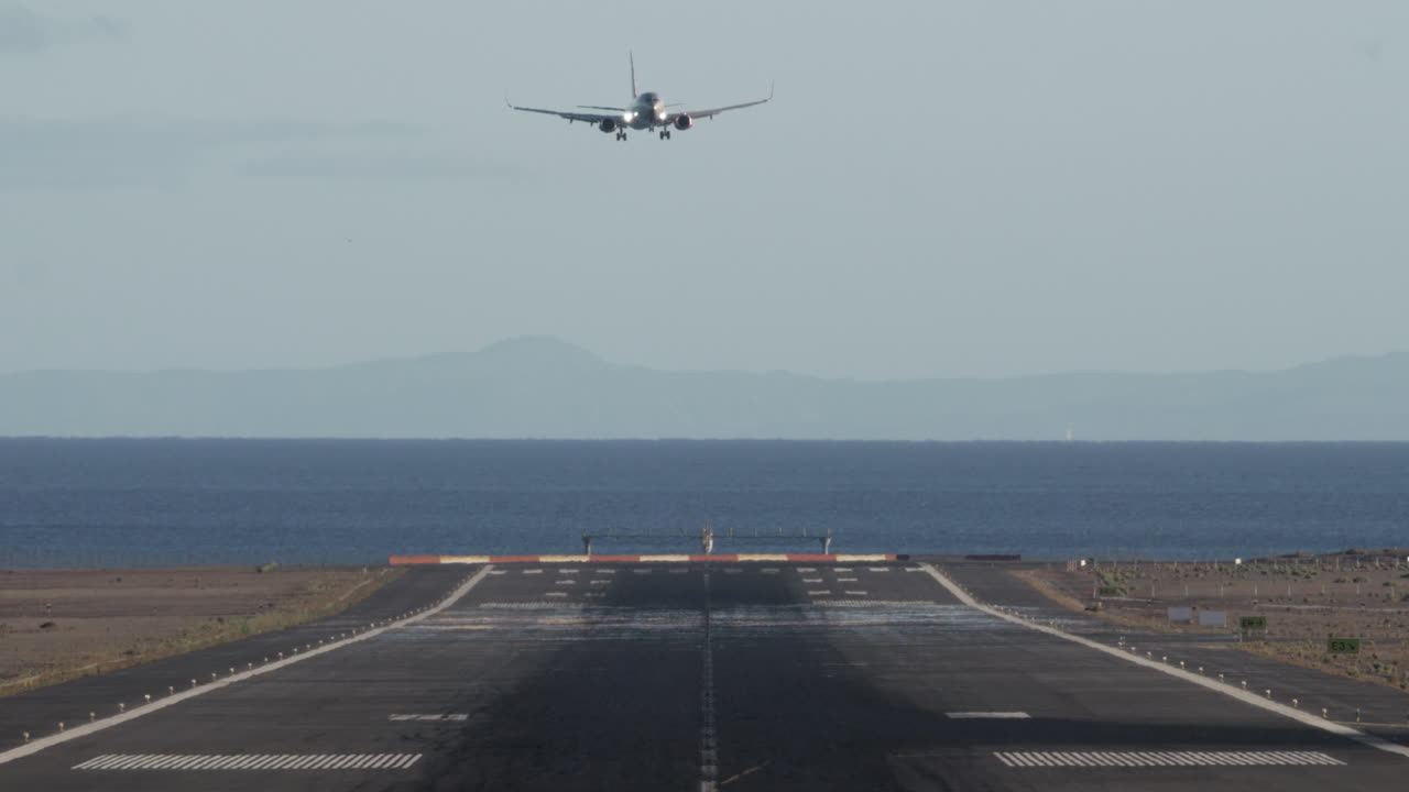 aproximación final de la aeronave sobre el océano y aterrizaje