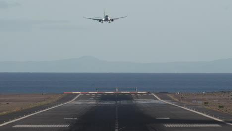 aproximación final de la aeronave sobre el océano y aterrizaje