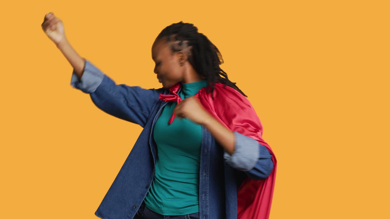 feliz superhéroe flexionando los músculos, escuchando música, fondo de estudio