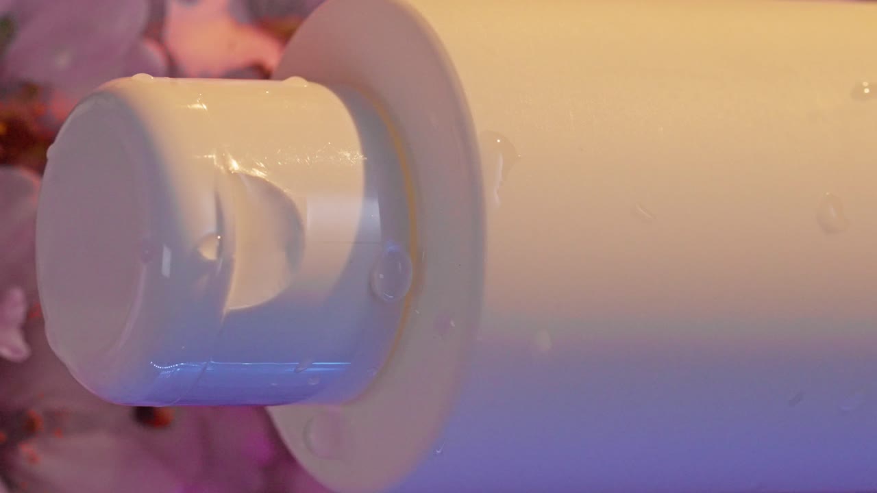 분홍색 아몬드 꽃을 배경으로 한 화장품 포장, 물 물결 효과