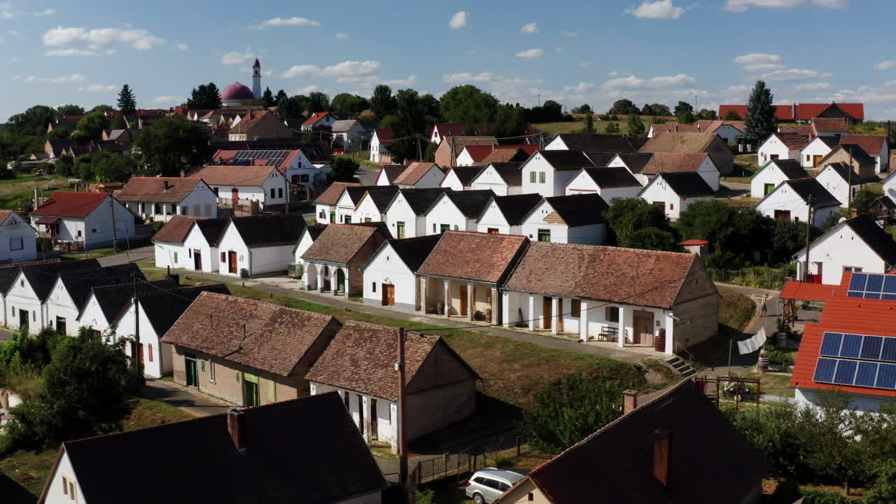 Luftfoto af Palkonya Pincesor, vinkældre på en solrig dag i landsbyen Palkonya, Ungarn