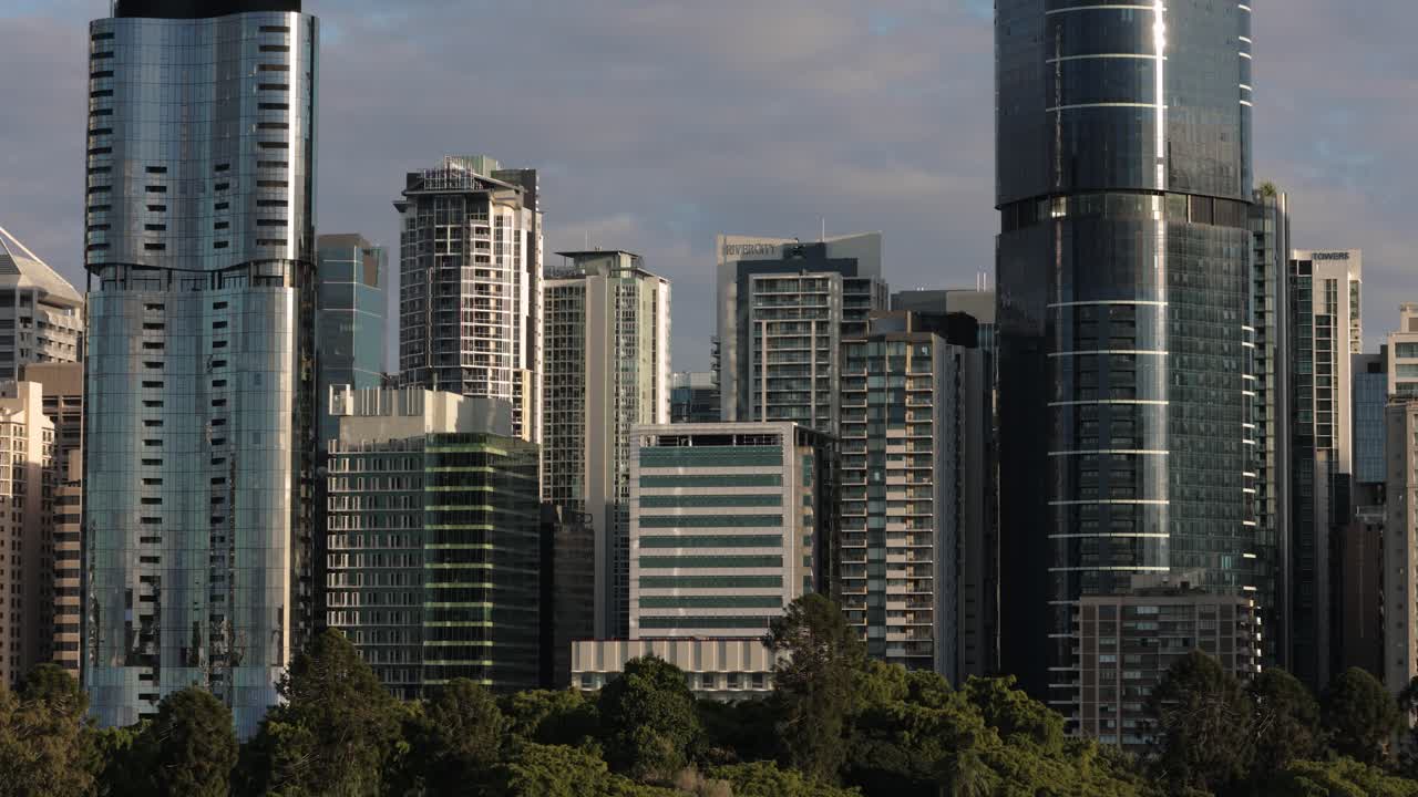 vista media de los edificios de la ciudad de brisbane vista desde kangaroo point, queensland, australia