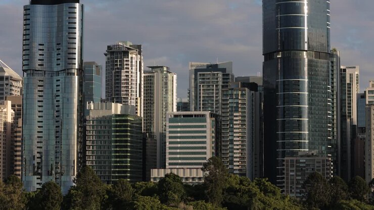 Vista média dos edifícios na cidade de Brisbane, observada de Kangaroo Point, Queensland, Austrália