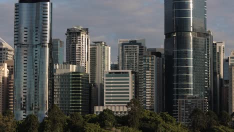 Vista-Media-De-Los-Edificios-En-La-Ciudad-De-Brisbane-Vistos-Desde-Kangaroo-Point,-Queensland,-Australia