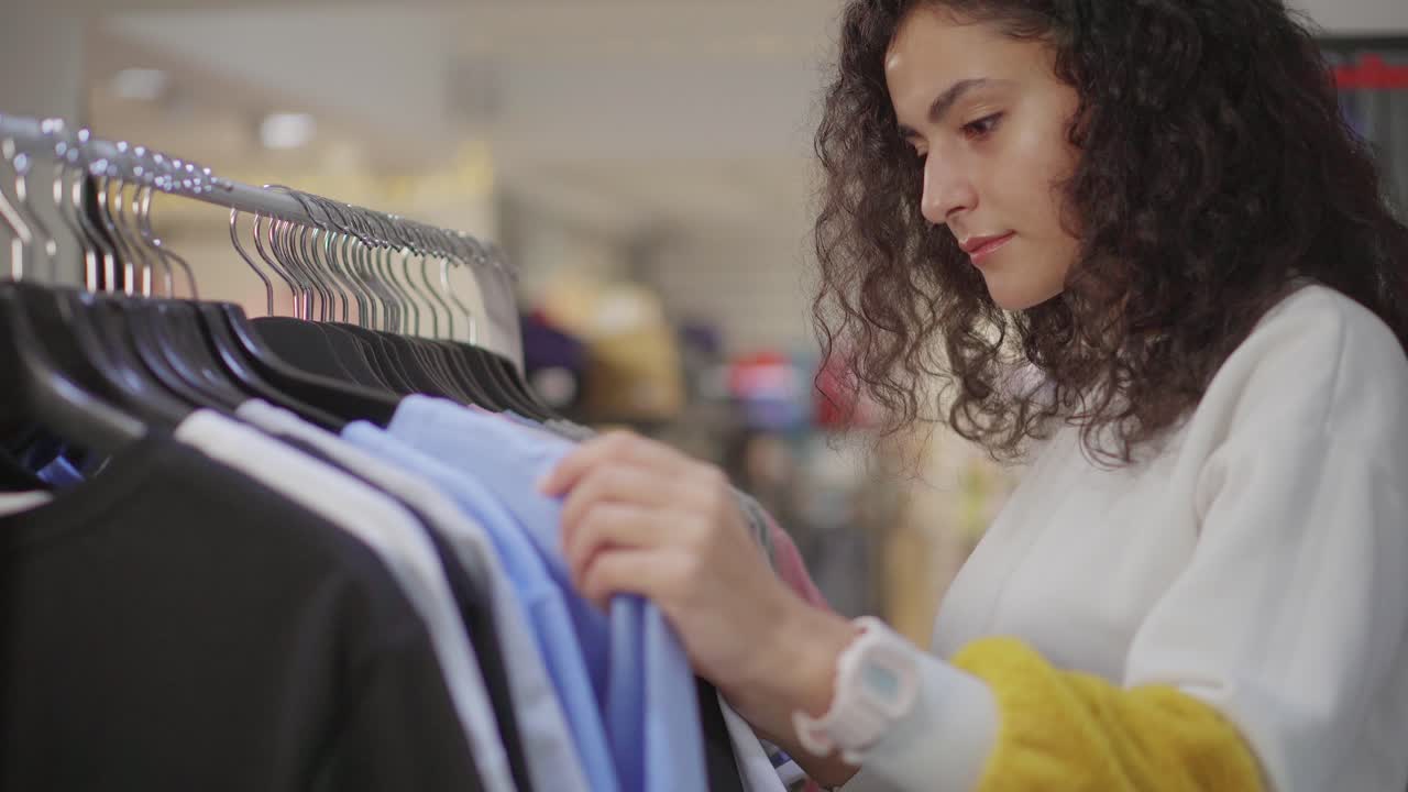 mujer comprando ropa