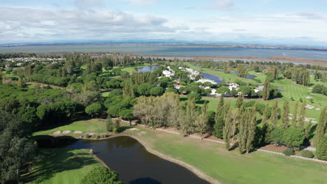 Golfplatz-Green-La-Grande-Motte-Luftaufnahme-Mit-Teich-Frankreich-Mittelmeer