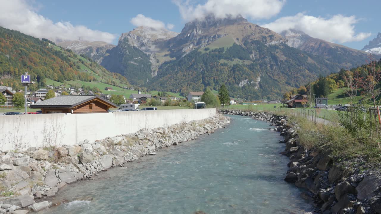 река, протекающая через красивый город энгельберг, швейцария