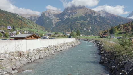 Río-Que-Fluye-A-Través-De-La-Hermosa-Ciudad-De-Engelberg,-Suiza