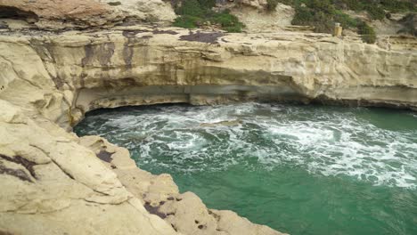 El-Mar-Mediterráneo-Lava-La-Orilla-De-Piedra-Caliza-De-La-Playa-De-Il-kalanka-En-Malta