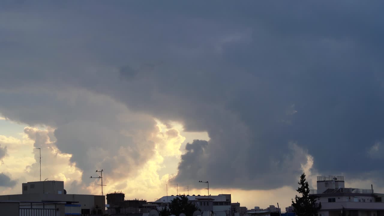 cielo dramático, nubes surfeando, colorido, tejados, edificios, israel, lapso de tiempo de 4k