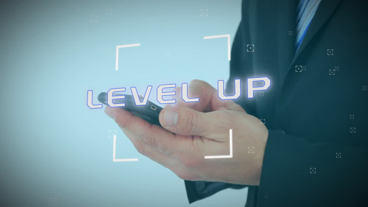 스마트폰을 사용하는 백인 사업가에 대한 텍스트 및 데이터 처리의 레벨 업 애니메이션