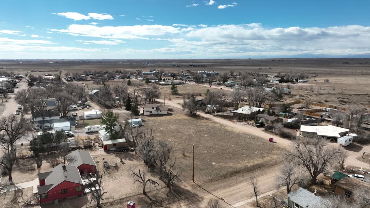 Penerbangan drone Nunn Colorado tahun 2026 di atas sisi tenggara kota. Rumah-rumah penduduk.