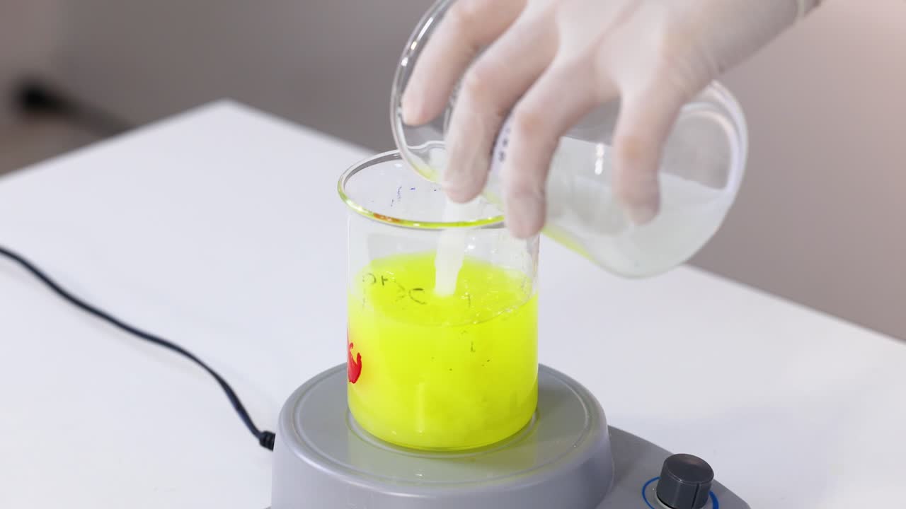 색이 변하는 화학 반응 시연