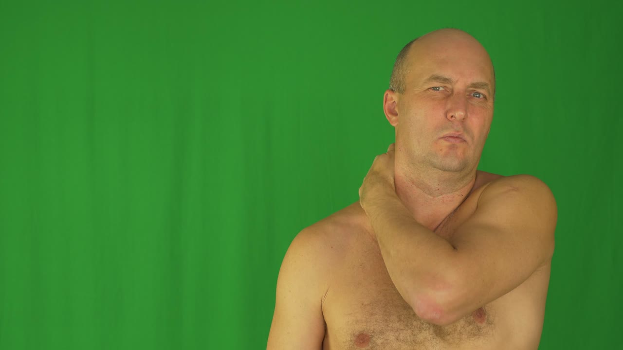 남자가 왼손으로 어깨를 문지르고, 앞쪽은 벌거벗은 허리를 올리고 있다.