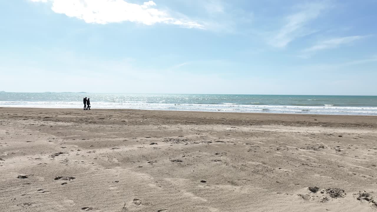 공허 한 해변 의 해안 근처 를  ⁇ 고 있는 부부