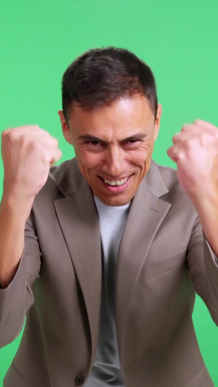 Uomo d'affari allegro che balla e celebra il successo su schermo verde