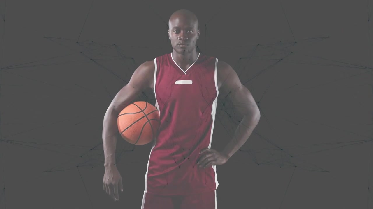 Jugador de baloncesto sosteniendo un balón en la cadera izquierda, con un gráfico de anillo creciendo y haciendo que levante la cabeza hacia la cámara.
