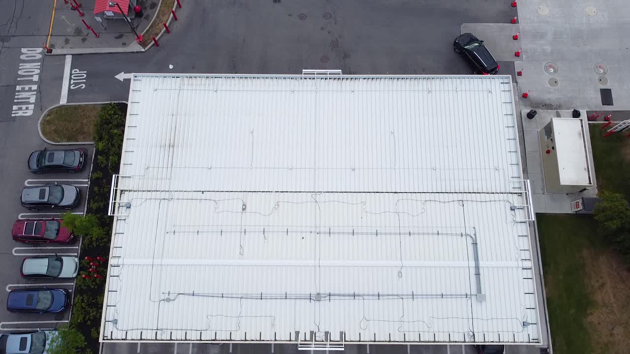 toma de drones de automóviles y vehículos que entran y salen de una gasolinera ocupada que bombea combustible durante la escasez