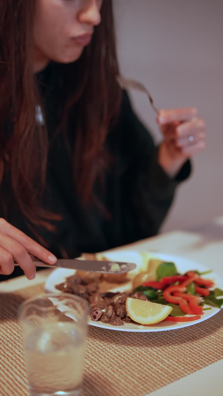 mujer comiendo una comida