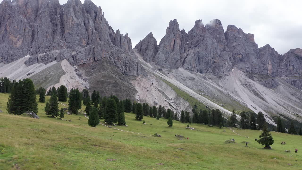 imponente paisaje dolomita en el parque natural puez odle - vista desde los pastos alpinos