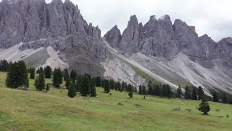 Imposing-Dolomite-landscape-in-Puez-Odle-Nature-Park---view-from-alpine-pasture