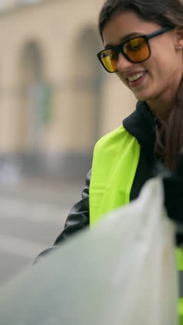 mujer limpiando la basura en la calle