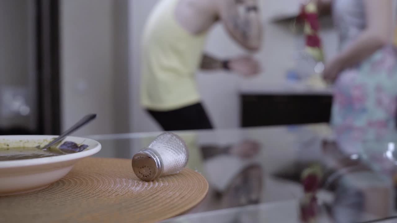 수프를 먹는 동안 부에서 춤을 추는 사람들