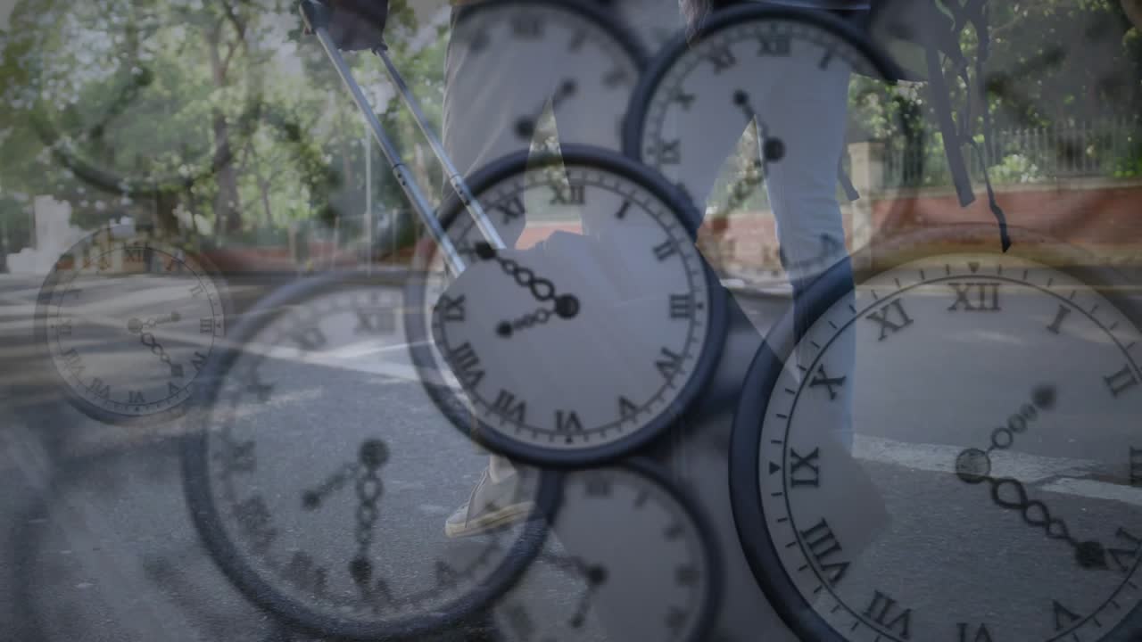 Relojes translúcidos revelando la acera mientras un viajero arrastra una maleta cruzando la calle y registra el tiempo.