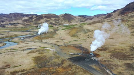 Hermosa-Antena-Sobre-La-Región-Geotérmica-De-Hveragerdi-A-Lo-Largo-De-La-Dorsal-Mesoatlántica-En-Islandia