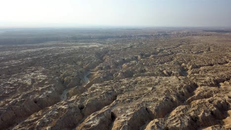 imágenes aéreas sobre un amplio desierto con rocas sedimentarias suaves wadi