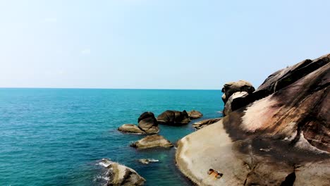 View-of-the-rocky-cliffs-on-Haad-Tien-Beach-in-Shark-Bay,-Koh-Phangan,-Thailand