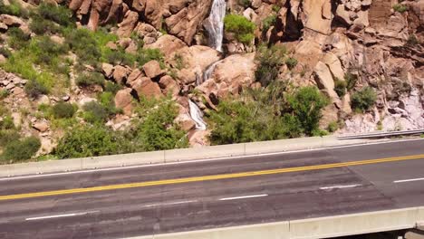 Cascada-En-Superior-Arizona-Justo-Al-Lado-De-La-Autopista-60-Después-De-Pasar-Por-El-Túnel-De-Queen-Creek